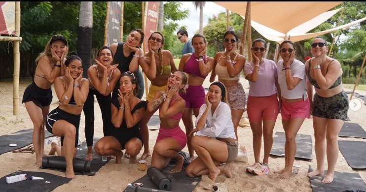 Grupo sob o toldo na praia